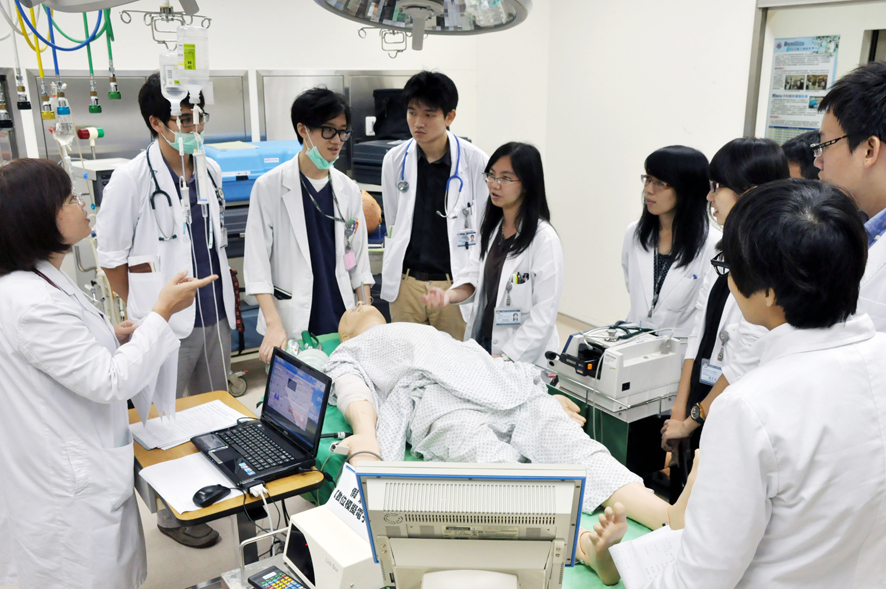 Giảng viên với sinh viên cùng thảo luận cách chữa bệnh cho bệnh nhân
