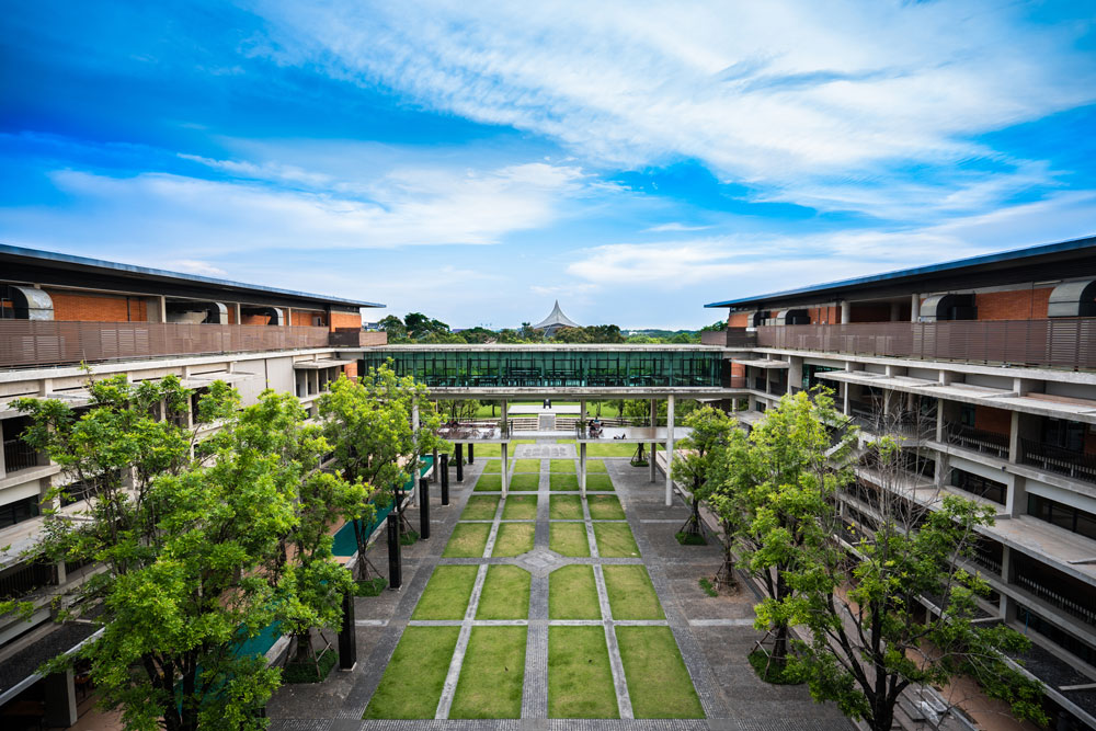 Khuôn viên xanh, cổ kính của trường đại học Mahidol