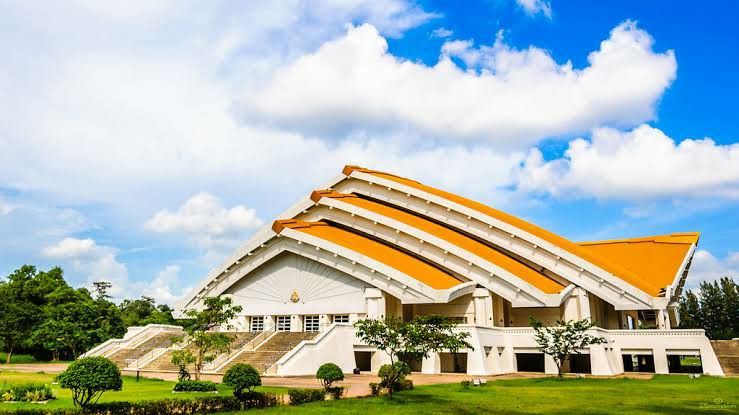 Khuôn viên nguy nga tráng lệ của Đại học Khon Kaen là một trong những nguyên nhân thu hút sinh viên