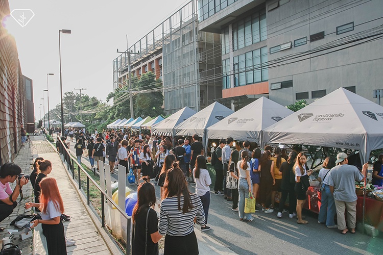 Một góc của Phiên chợ sáng tạo của sinh viên trường Đại học Bangkok