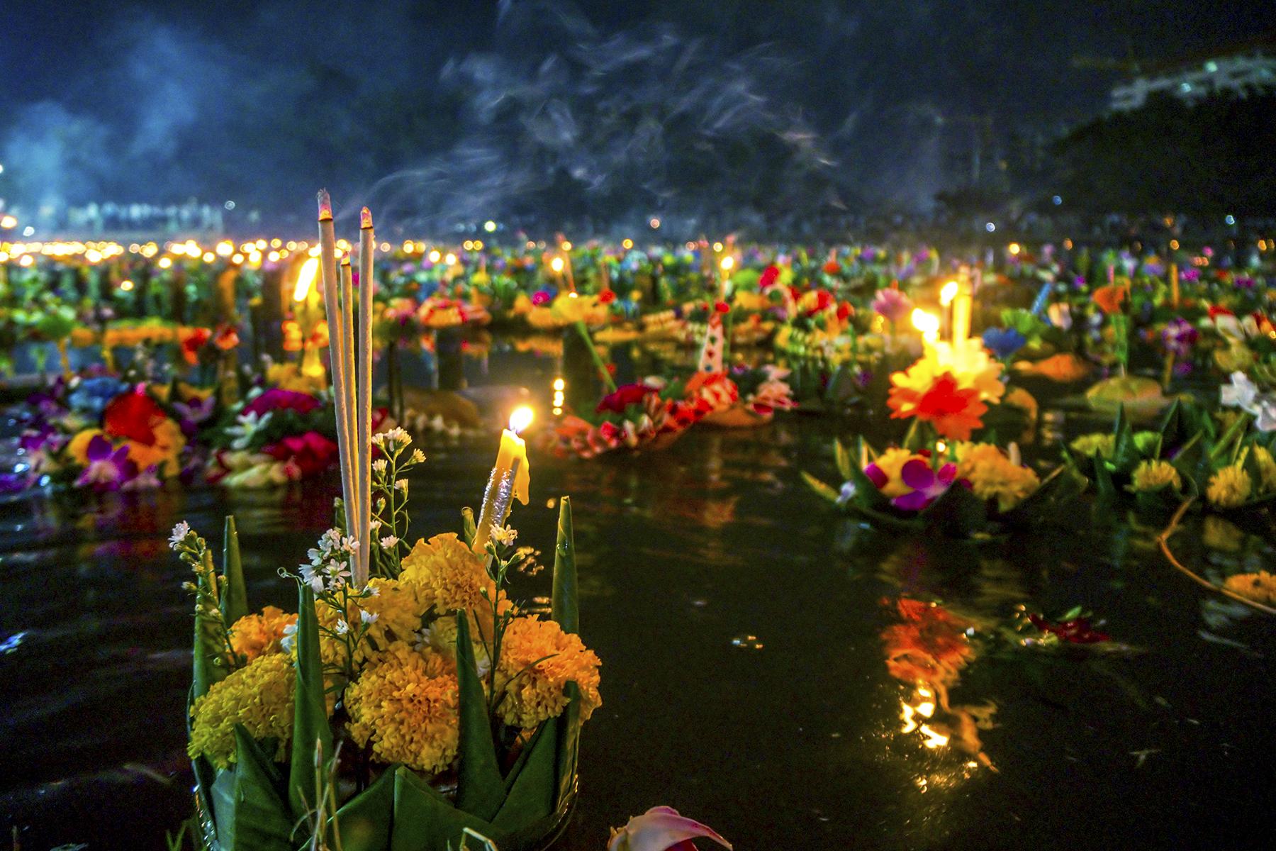 Người Thái sẽ thả krathong xuống sông trong lễ hội