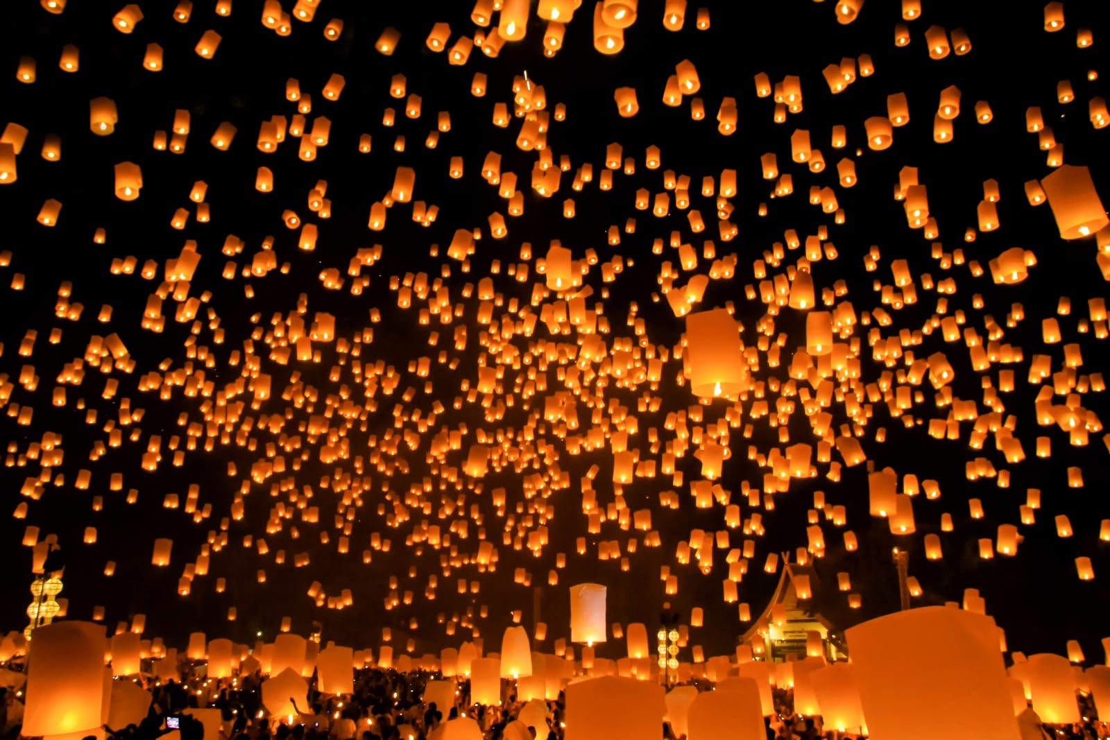 Hoạt động thả đèn trời trong lễ hội Loy Krathong tại Chiang Mai