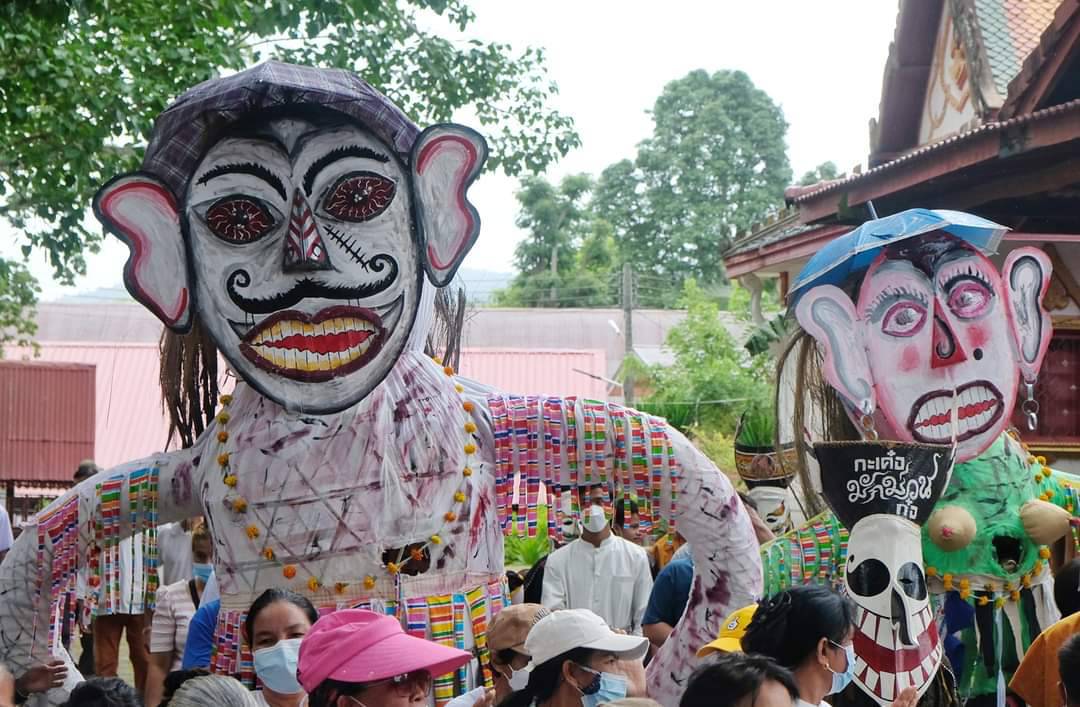 Hình nộm Phi Ta Khon lớn trong lễ hội