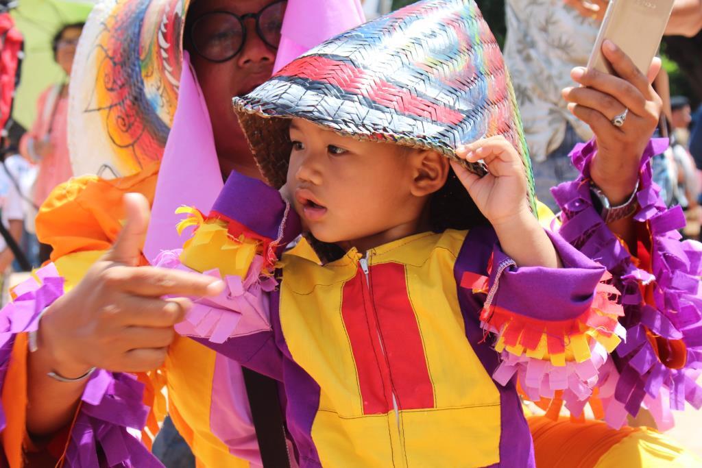 Trẻ em cũng có thể tham gia hóa trang vào lễ hội Phi Ta Khon