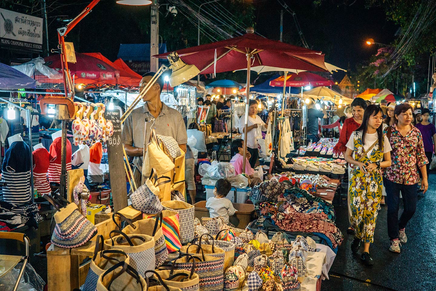 Những gian hàng thủ công trải dài khắp con đường Chang Klan nơi chợ Chiang Mai tọa lạc