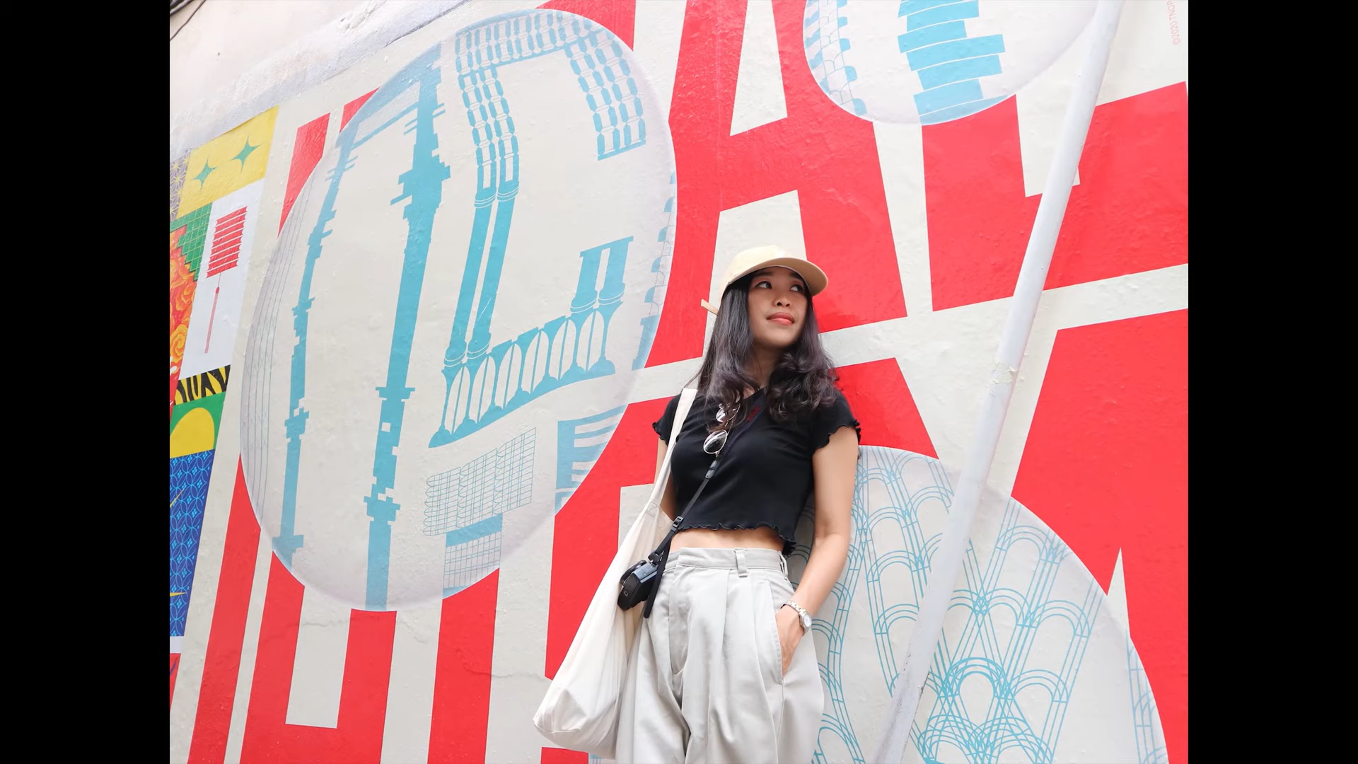 Khách du lịch đang chụp cùng một trong những tác phẩm nghệ thuật tại Street Art Charoenkrung
