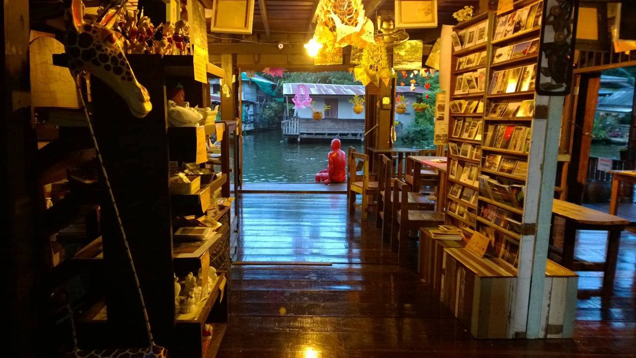 Khung cảnh nhìn từ trong nhà ra ngoài sông